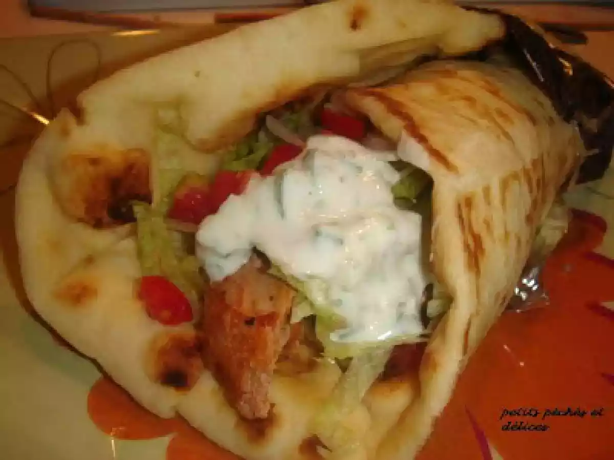 Souvlakis de poulet sur pain naan, sauce tzatziki - photo 2