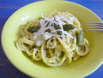 Spaghetti à la crème de fèves et aux asperges vertes