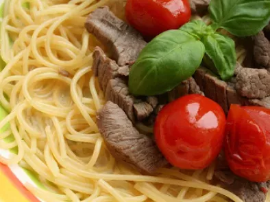 Spaghetti au filet de boeuf, tomates-cerises & infusion de basilic