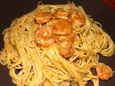 Spaghetti au pesto de pistache et aux crevettes