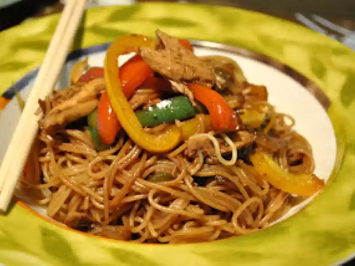 Spaghetti au poulet et légumes, à la sauce soya et miel