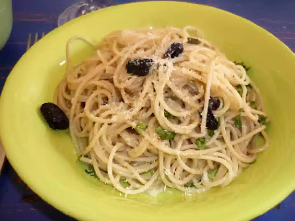 Spaghetti aux anchois, à l'ail et au citron