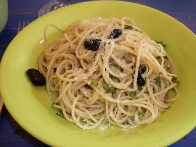 Spaghetti aux anchois, à l'ail et au citron