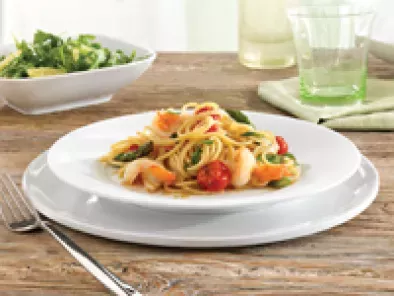 Spaghetti aux crevettes, asperges et tomates cerise