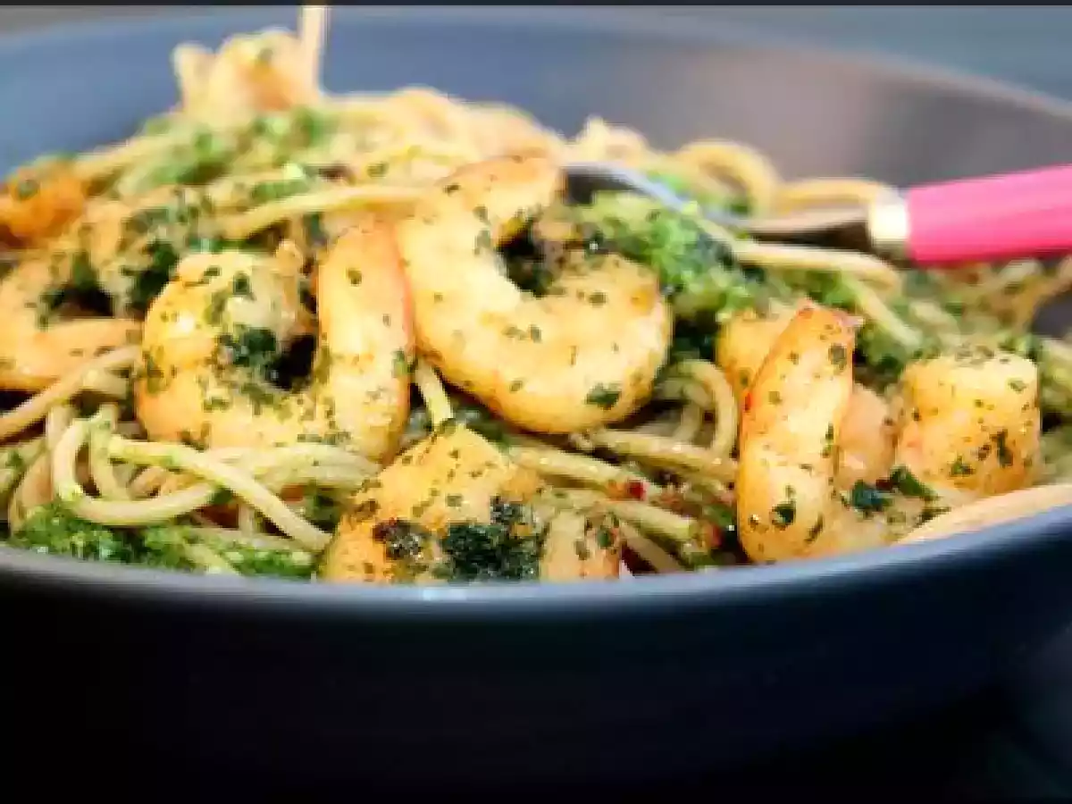 Spaghetti aux crevettes et au pesto de fanes de radis