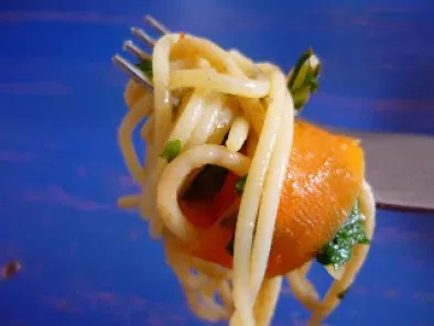 Spaghetti complètes au mibuna, carottes et gingembre