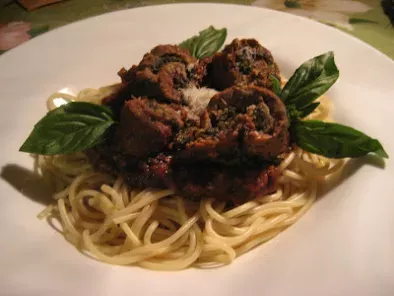Spaghetti en sauce à la viande roulée suprême ail, ail, ail et persil