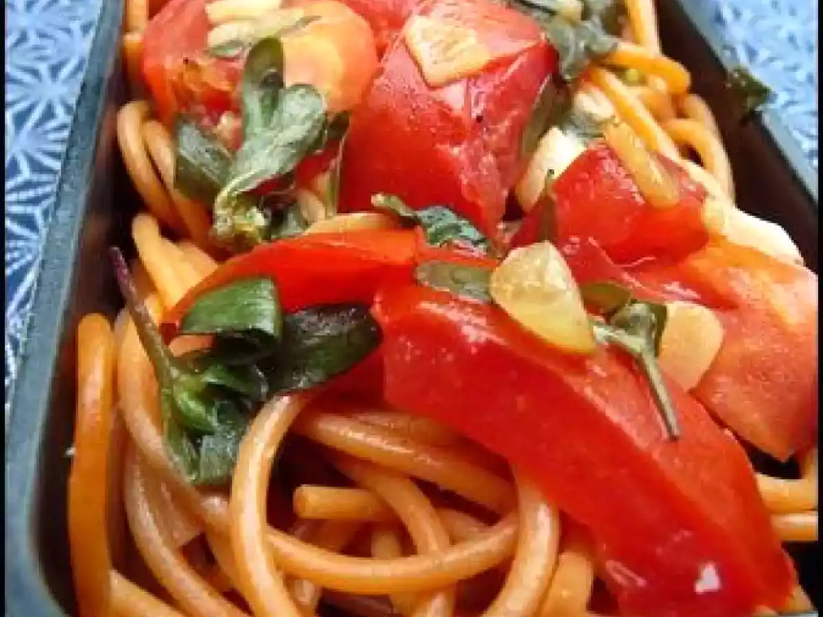 Spaghetti rouges au pourpier, tomate et ail