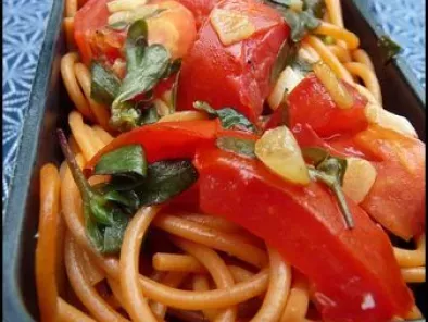 Spaghetti rouges au pourpier, tomate et ail