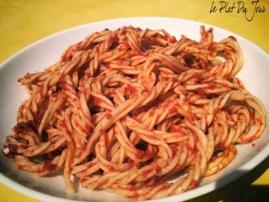 Spaghetti torsadés, sauce tomate, ail et basilic