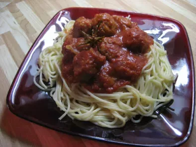 Spaghettinis sauce aux boulettes à la sicilienne
