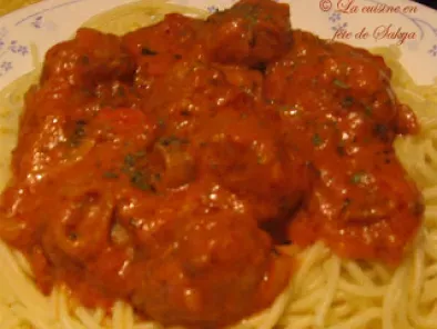 Spaghettis aux Boulettes de Viande et au Basilic