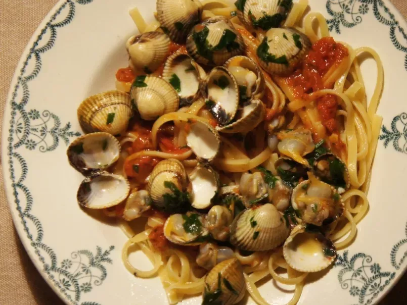 Spaghettis aux coques, sauce à la tomate, à l’ail et au persil