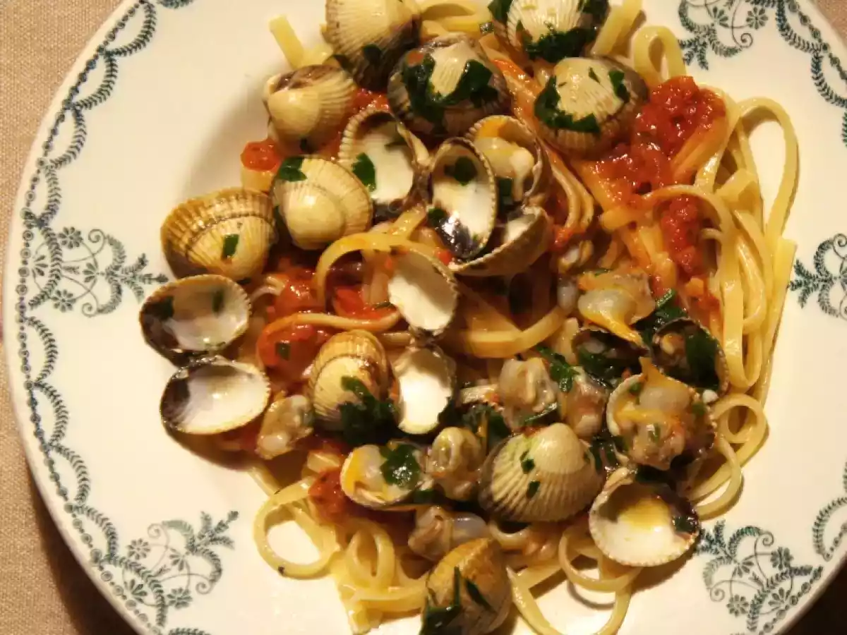 Spaghettis aux coques, sauce à la tomate, à l’ail et au persil