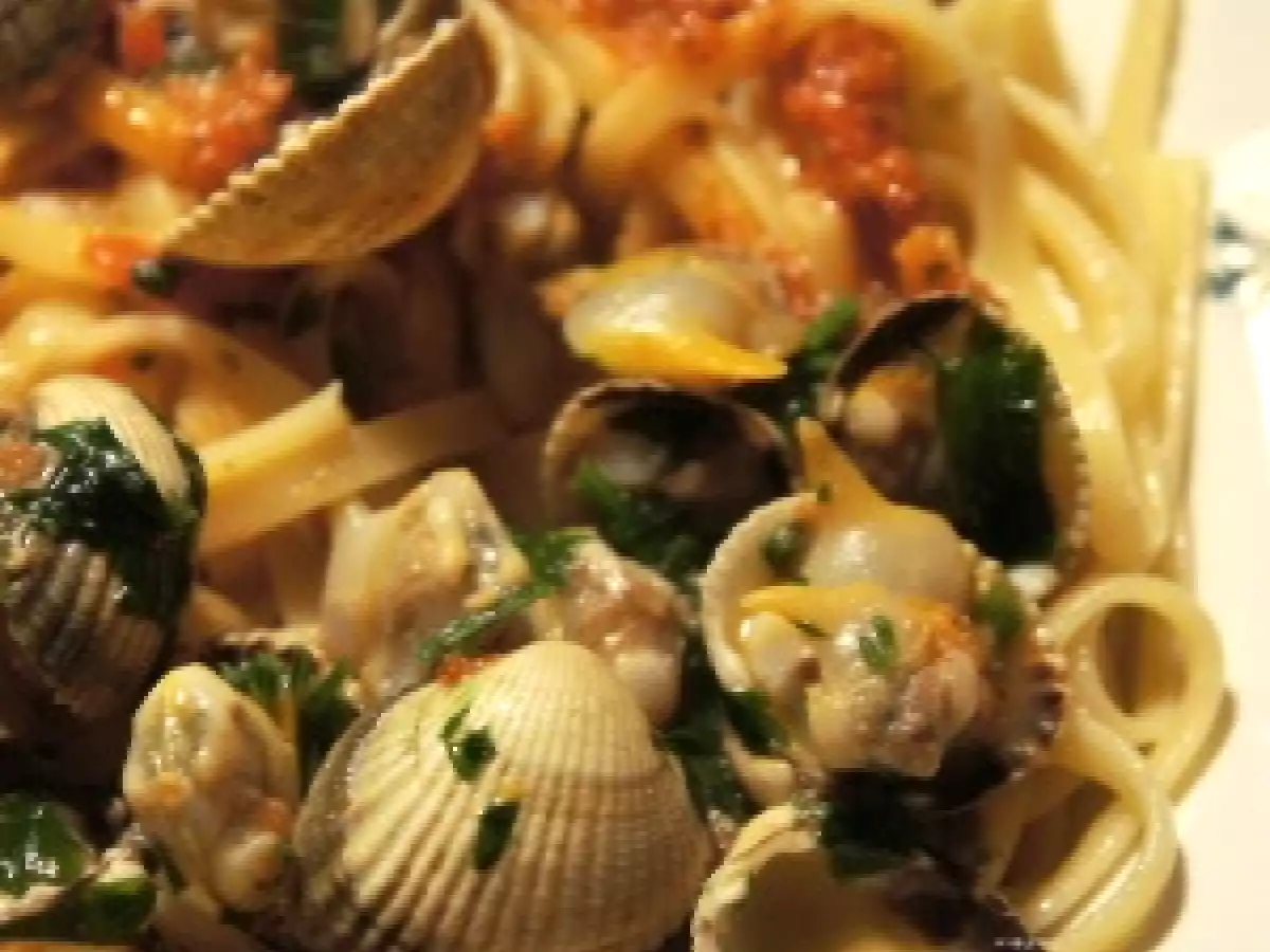 Spaghettis aux coques, sauce à la tomate, à l’ail et au persil - photo 2