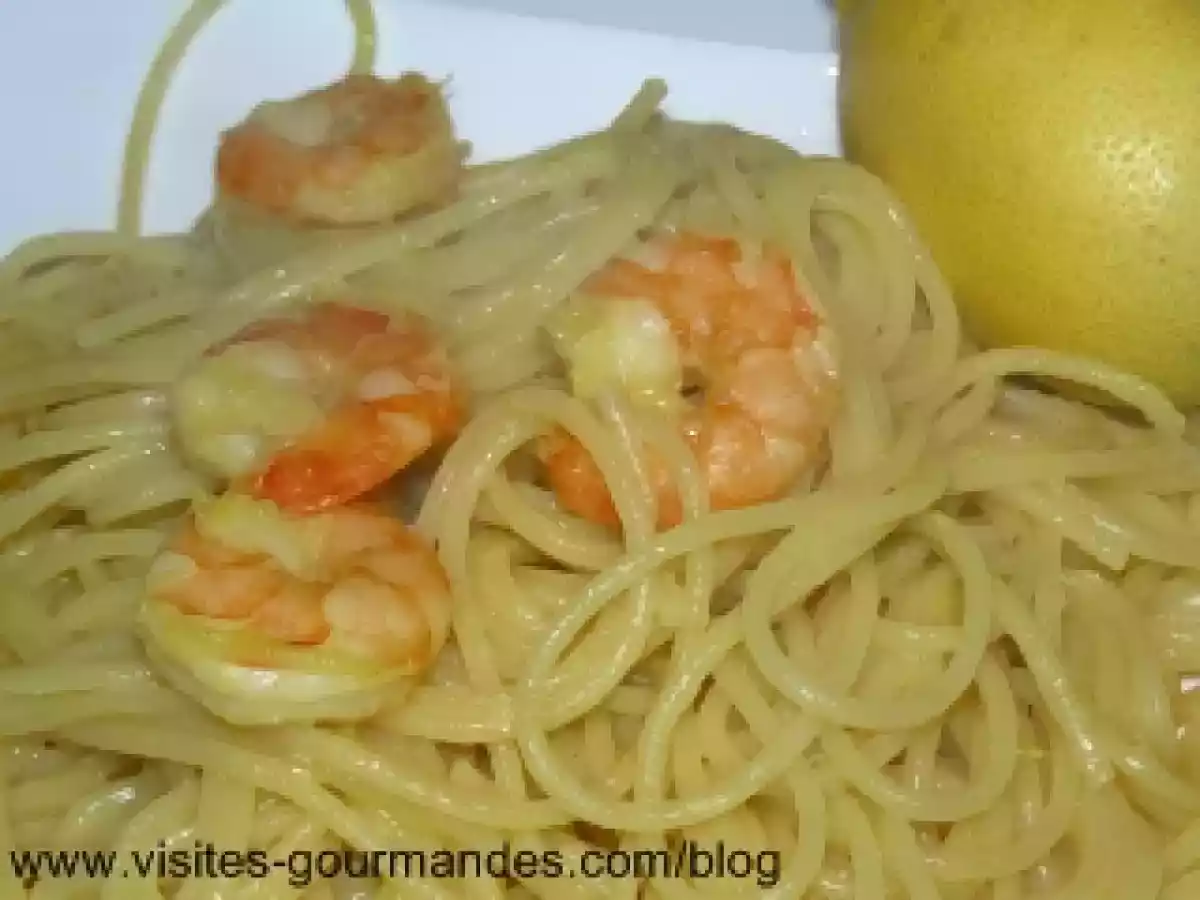 Spaghettis aux crevettes sauce coco safrané et zestes de citron.