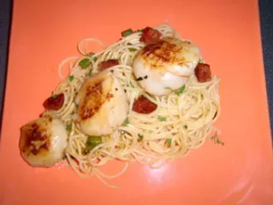 Spaghettis aux saint-jacques et chorizo