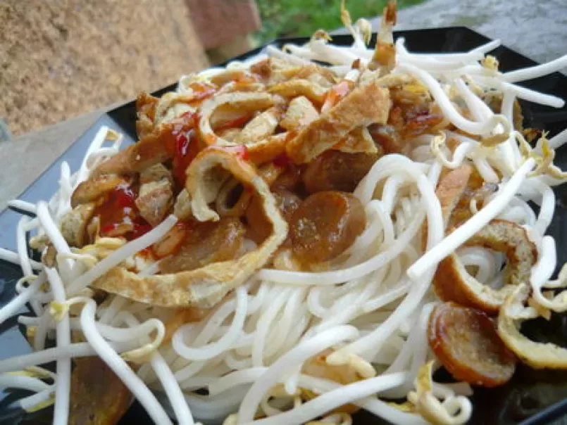 Spaghettis de riz aux crevettes et saucisses à la citronnelle, photo 1