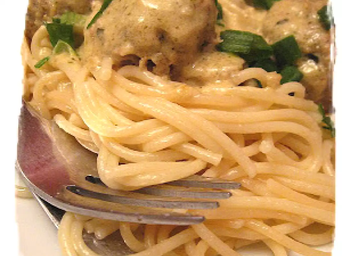 Spaghettonis aux boulettes de poulet au pesto