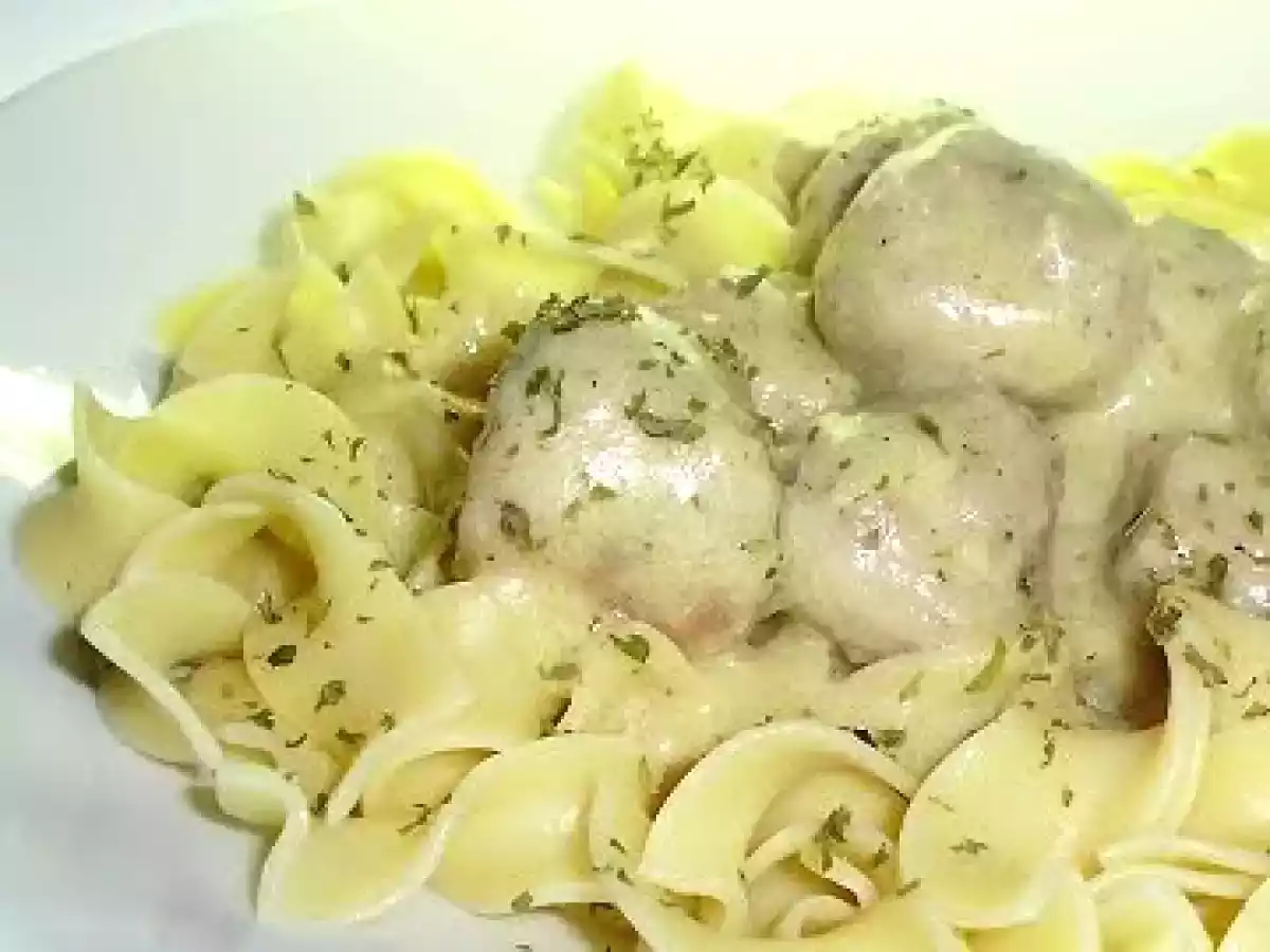 Spaghettonis aux boulettes de poulet au pesto