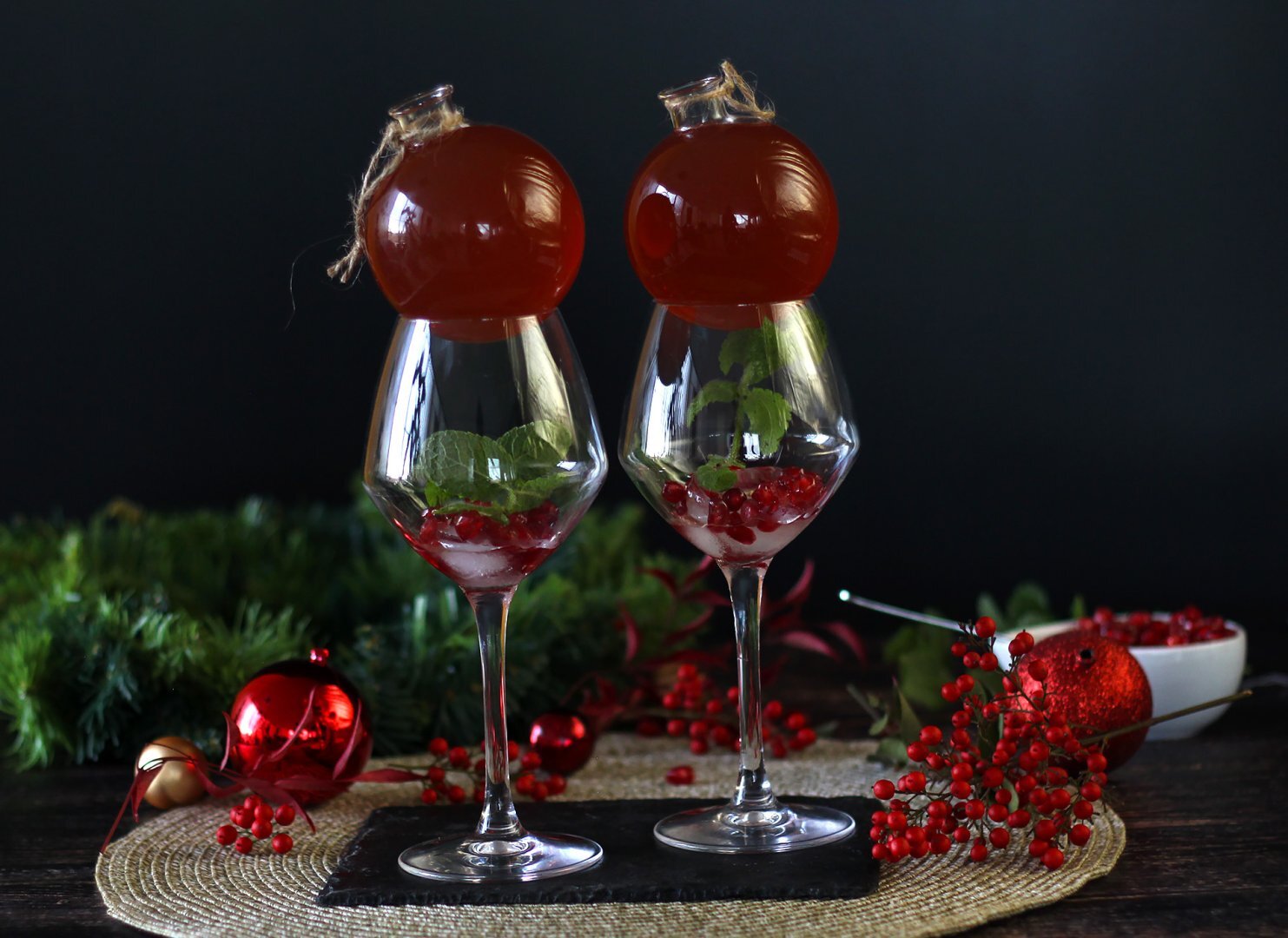 Spritz à la grenade, le cocktail dans une boule de noël ! - Les Recette 