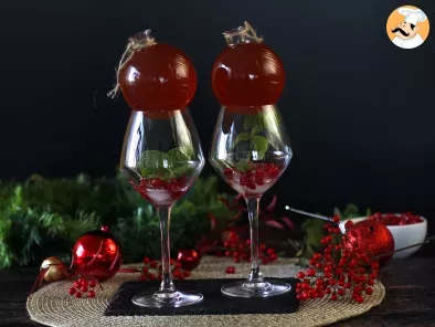 Spritz à la grenade, le cocktail dans une boule de Noël !