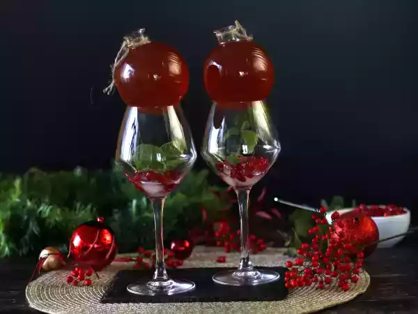 Recette Spritz à la grenade, le cocktail dans une boule de noël !