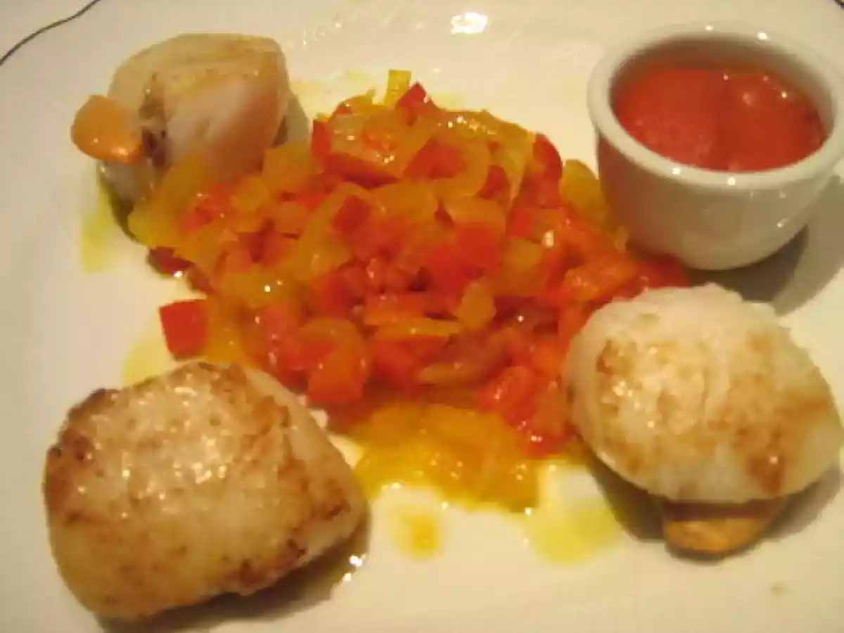 St-Jacques aux petits légumes safranés, coulis de poivron
