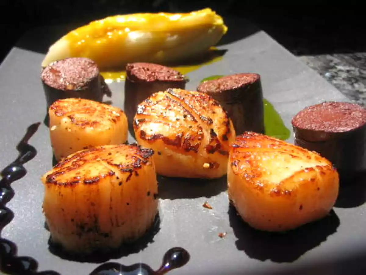 St Jacques, boudin noir, endives confites et condiments d'agrumes.