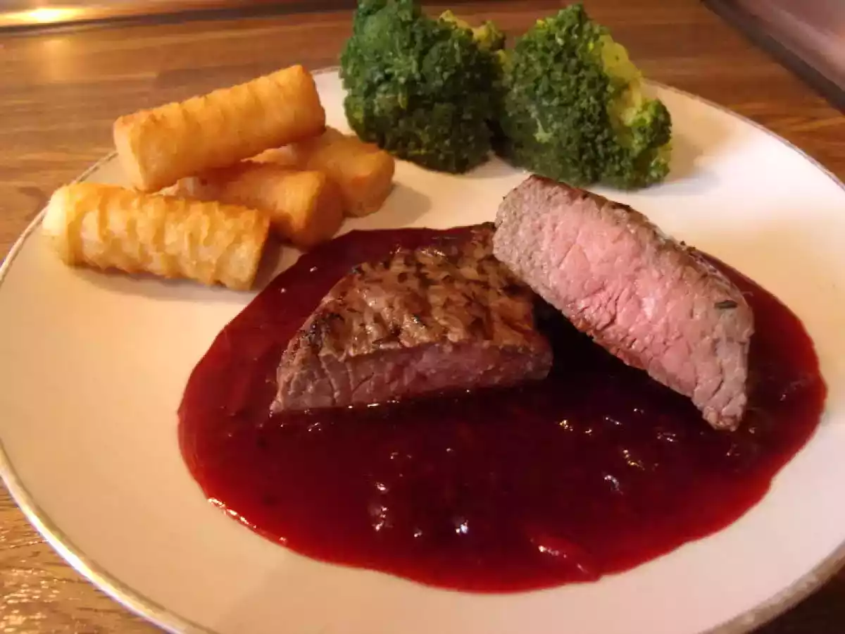 Steak de gibier avec sauce aux airelles et orange