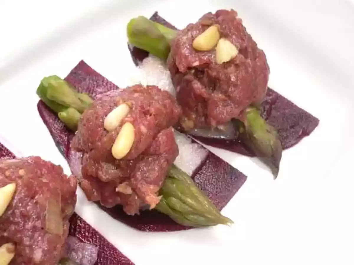 Steak Tartare Coréen et Carpaccio de Betterave Rouge présenté en Sushi