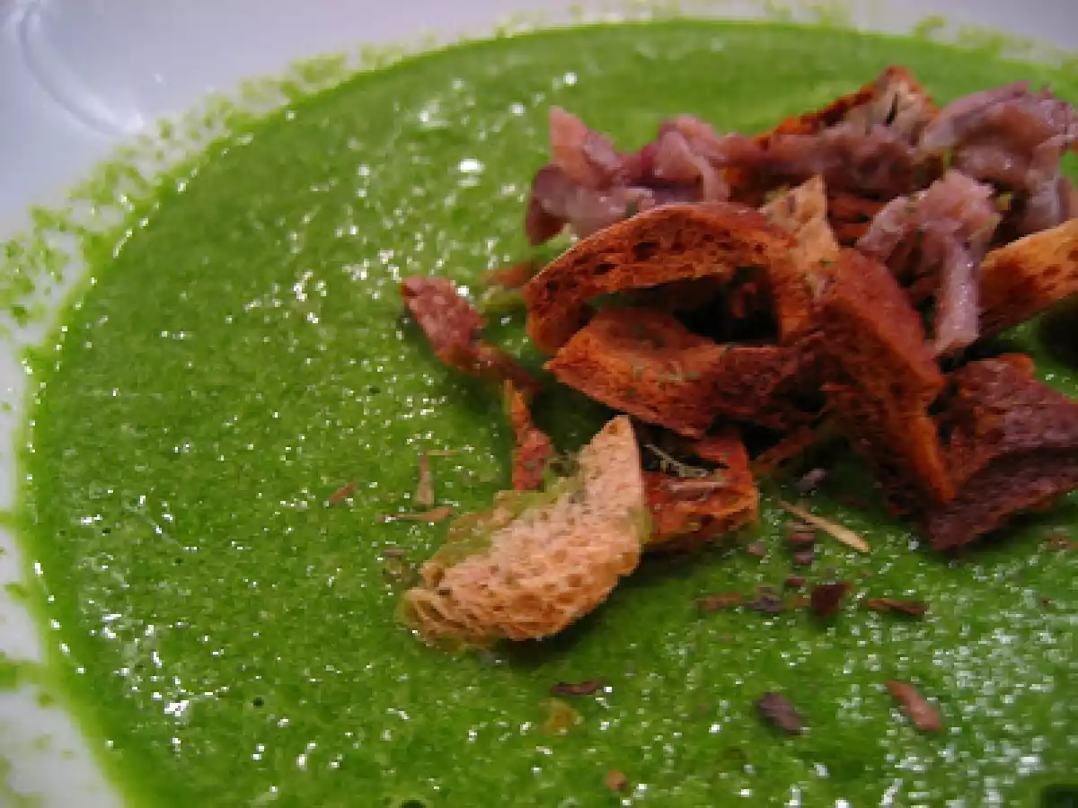 Stracciatella de mozzarella, salade liquide et copeaux de pain