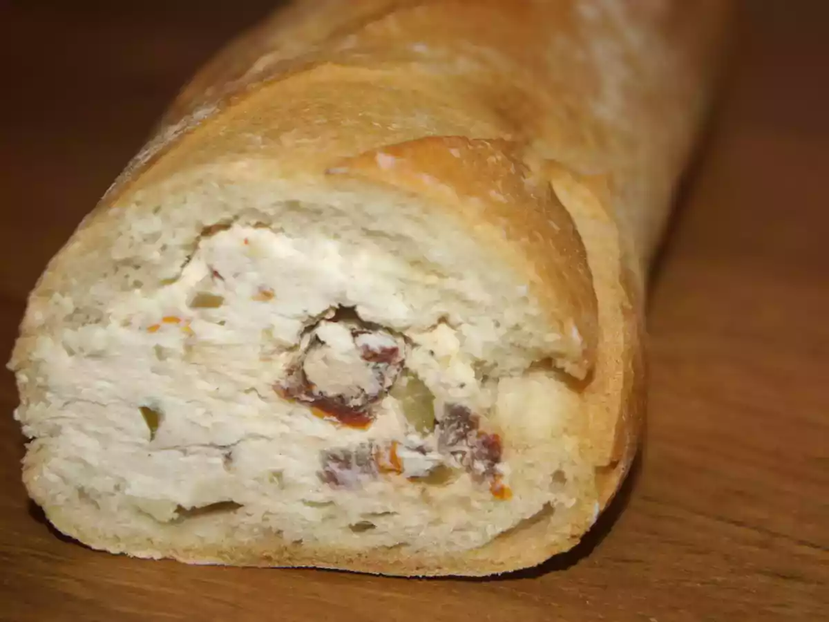 Stuffed bread ou la baguette farcie au fromage, olives et tomates séchées