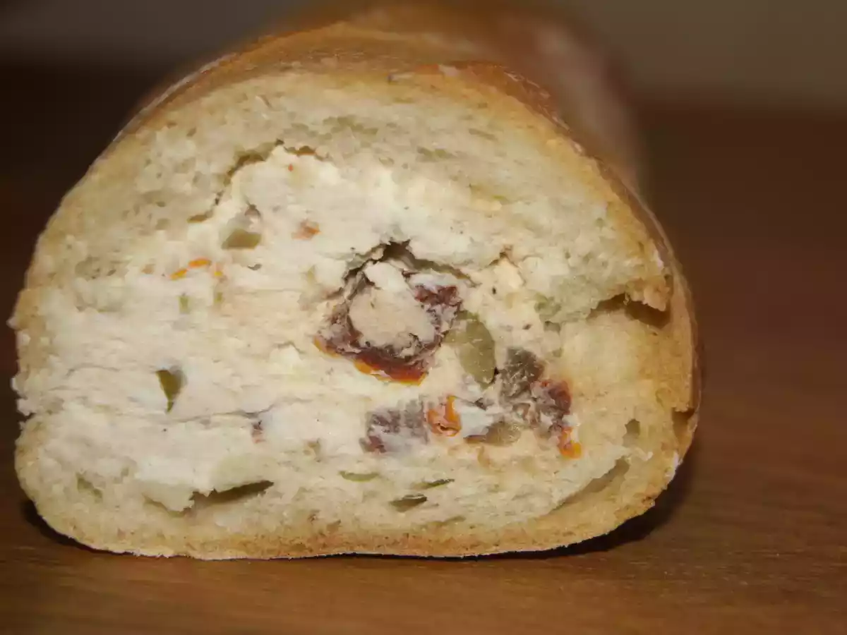 Stuffed bread ou la baguette farcie au fromage, olives et tomates séchées - photo 2