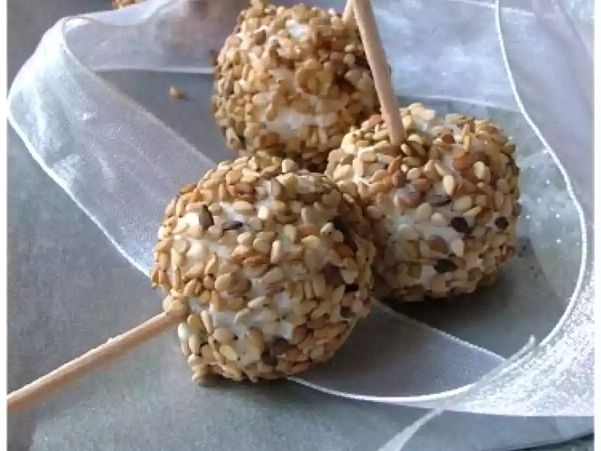 Sucettes de raisin blanc au chèvre frais & au sésame