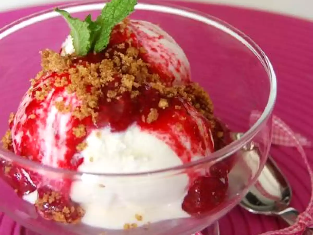 Sundae aux framboises ou tarte aux framboises déstructurée, sans gluten ni lactose