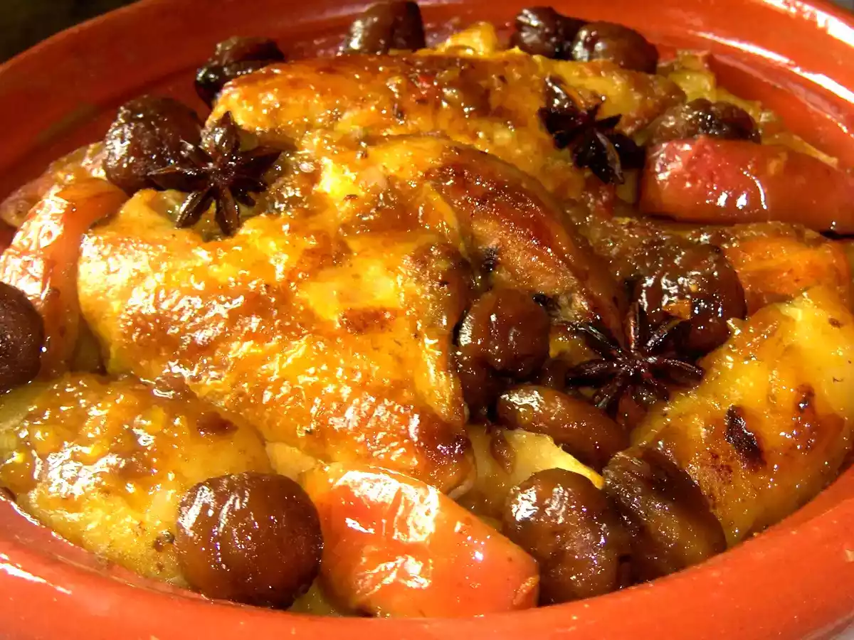 SUPRÊME DE VOLAILLE CARAMELISE AUX EPICES POMMES, MARRONS &SAUCE