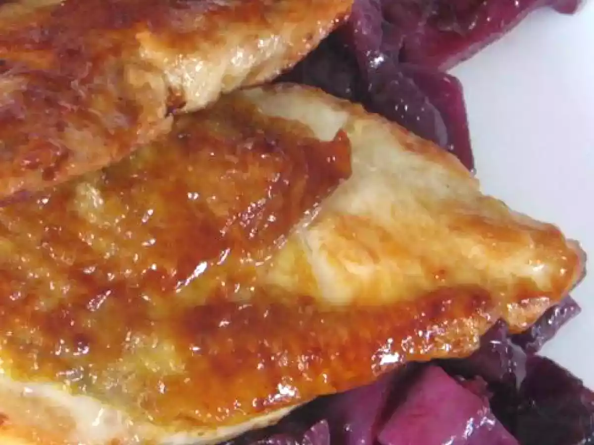 Suprêmes de pintade et confit de chou rouge aux pommes