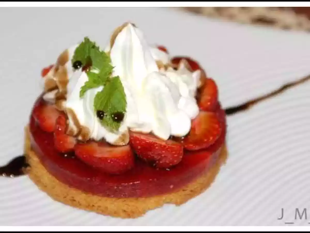 Sur un sablé Breton : Mara des bois, chantilly à la menthe fraîche et sirop Muscovado - photo 2
