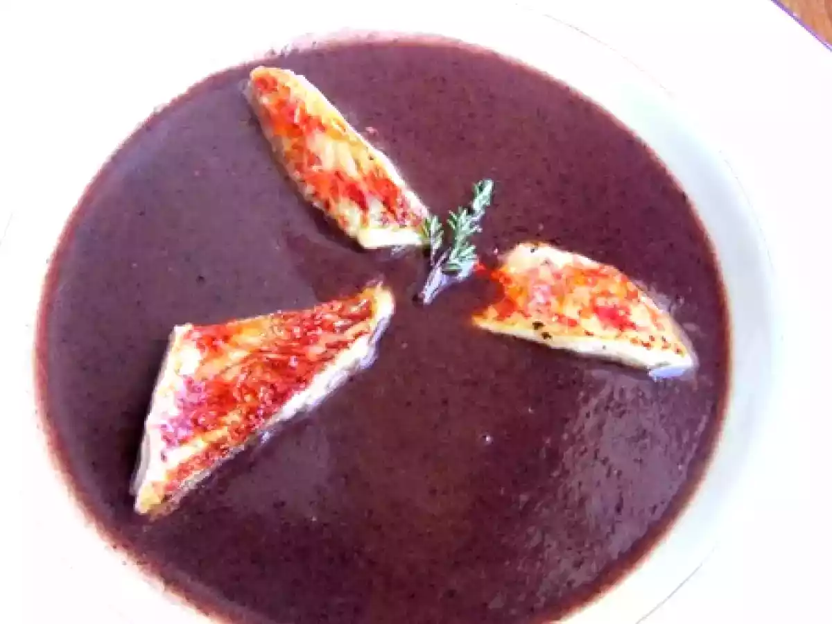 Sur une crème de riz noir venere, des filets de rougets à l'unilatéral
