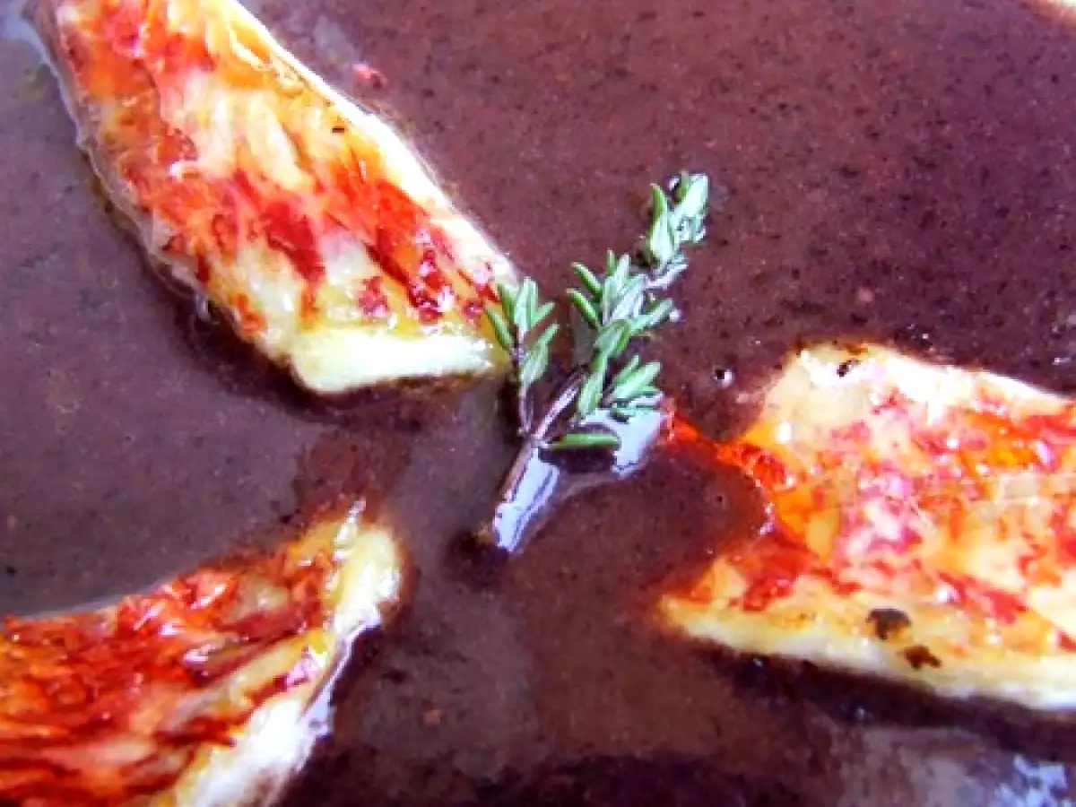 Sur une crème de riz noir venere, des filets de rougets à l'unilatéral - photo 2