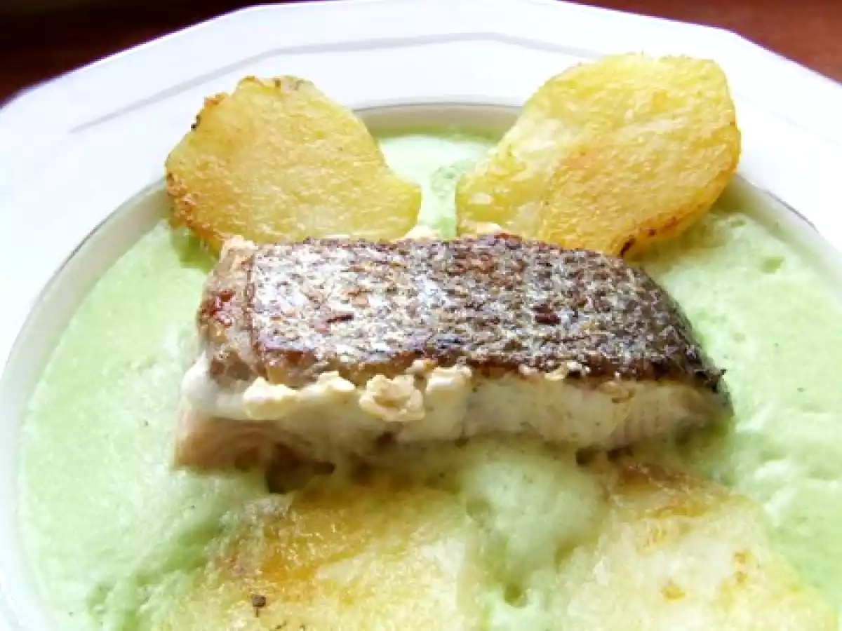 Sur une écume tiède de cresson, du saumon et des pommes de terre à l'unilatérale