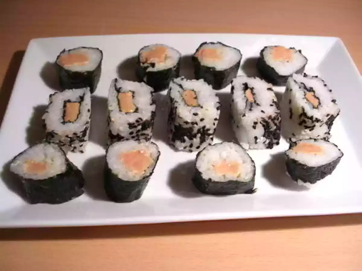 Sushi de fête au foie gras et sauce à la mangue