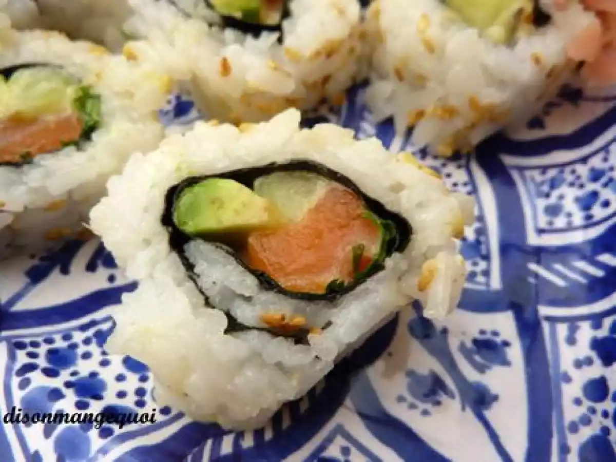 Sushis California Maki au saumon, avocat, concombre, coriandre, mayonnaise au curry