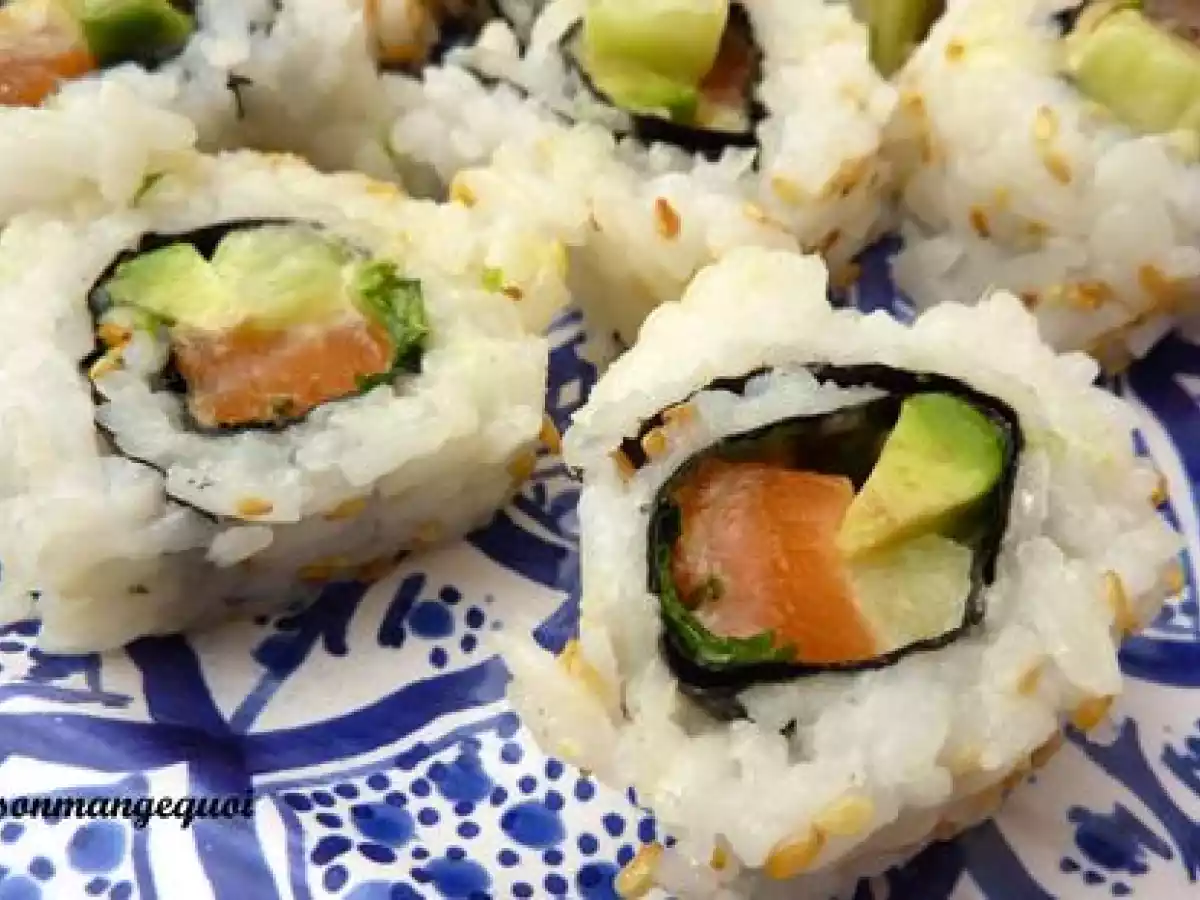 Sushis California Maki au saumon, avocat, concombre, coriandre, mayonnaise au curry - photo 2