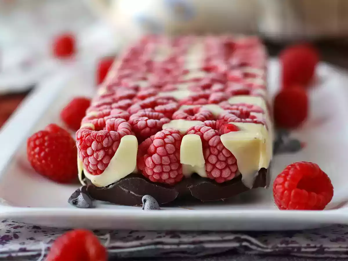 Tablette de chocolat façon Franui, aux framboises, chocolat blanc et chocolat noir! - photo 2
