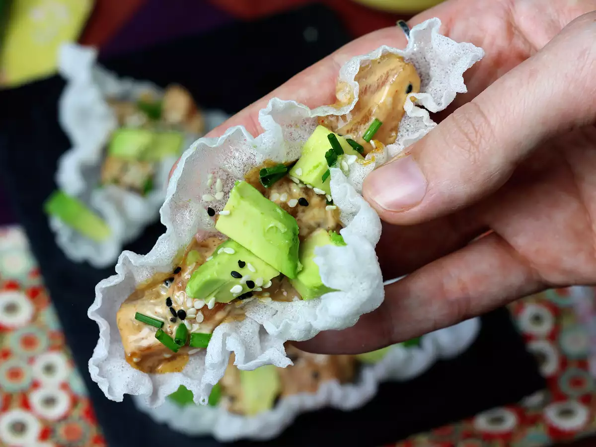 Tacos en version asiatique: tartare de saumon dans une chips de riz - photo 2