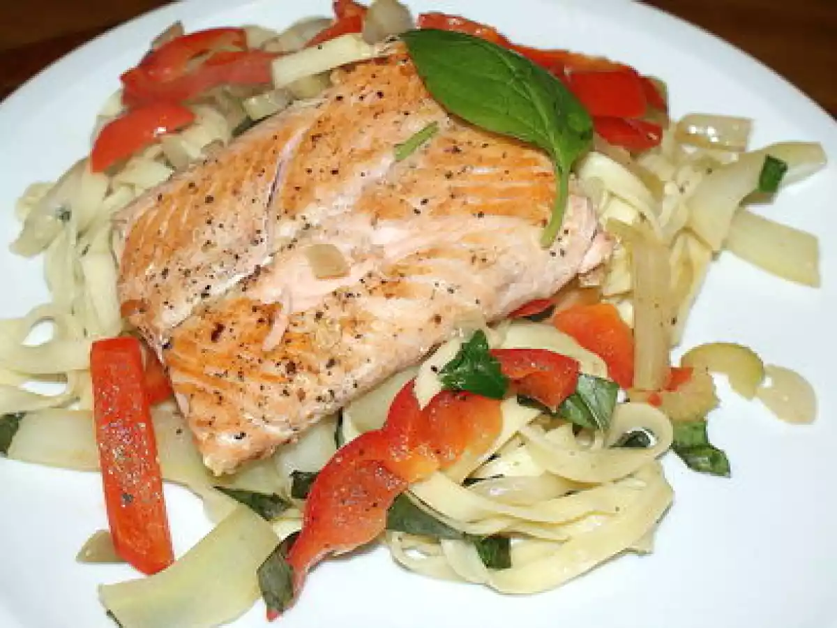 Tagliatelle au fenouil, poivron, saumon et basilic