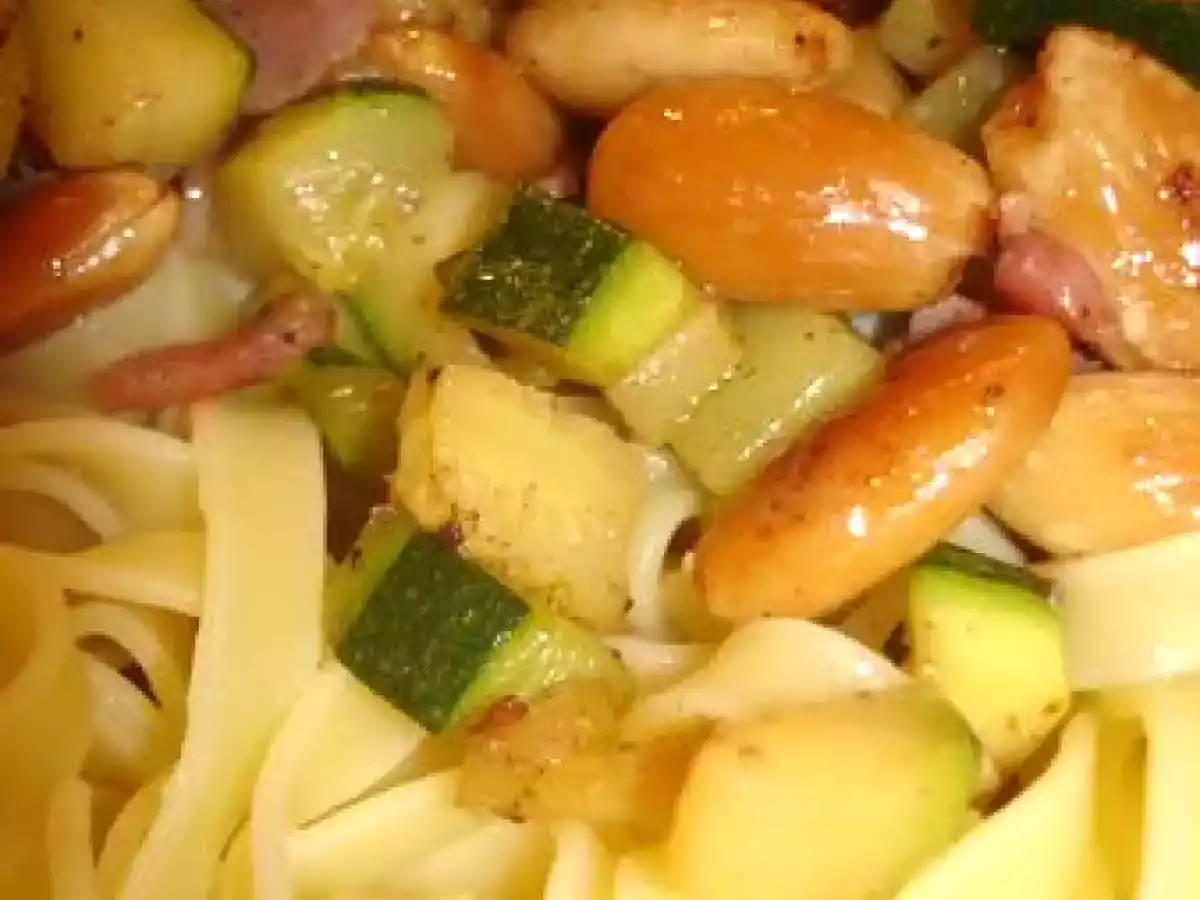 Tagliatelle aux courgettes, amandes et petits lardons