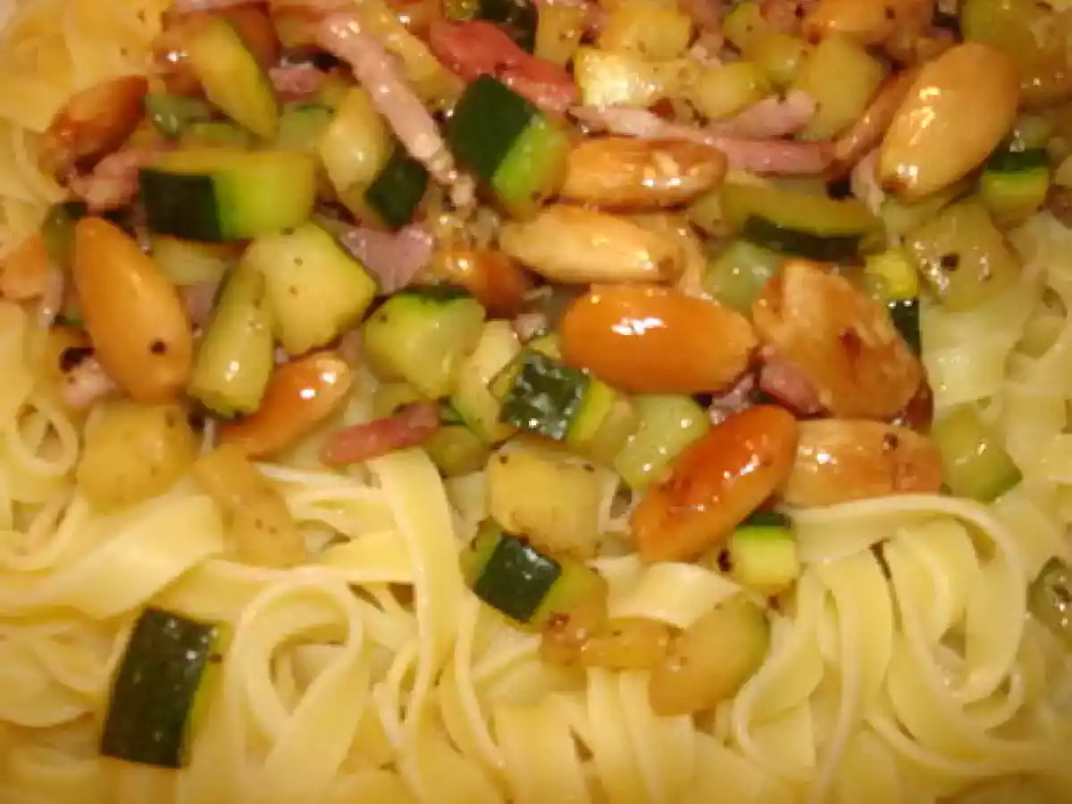Tagliatelle aux courgettes, amandes et petits lardons - photo 2
